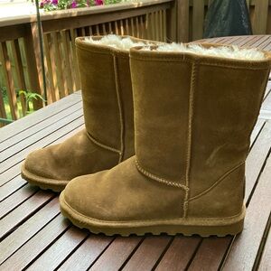 Women’s size 9 Bearclaw boots. Elle Short